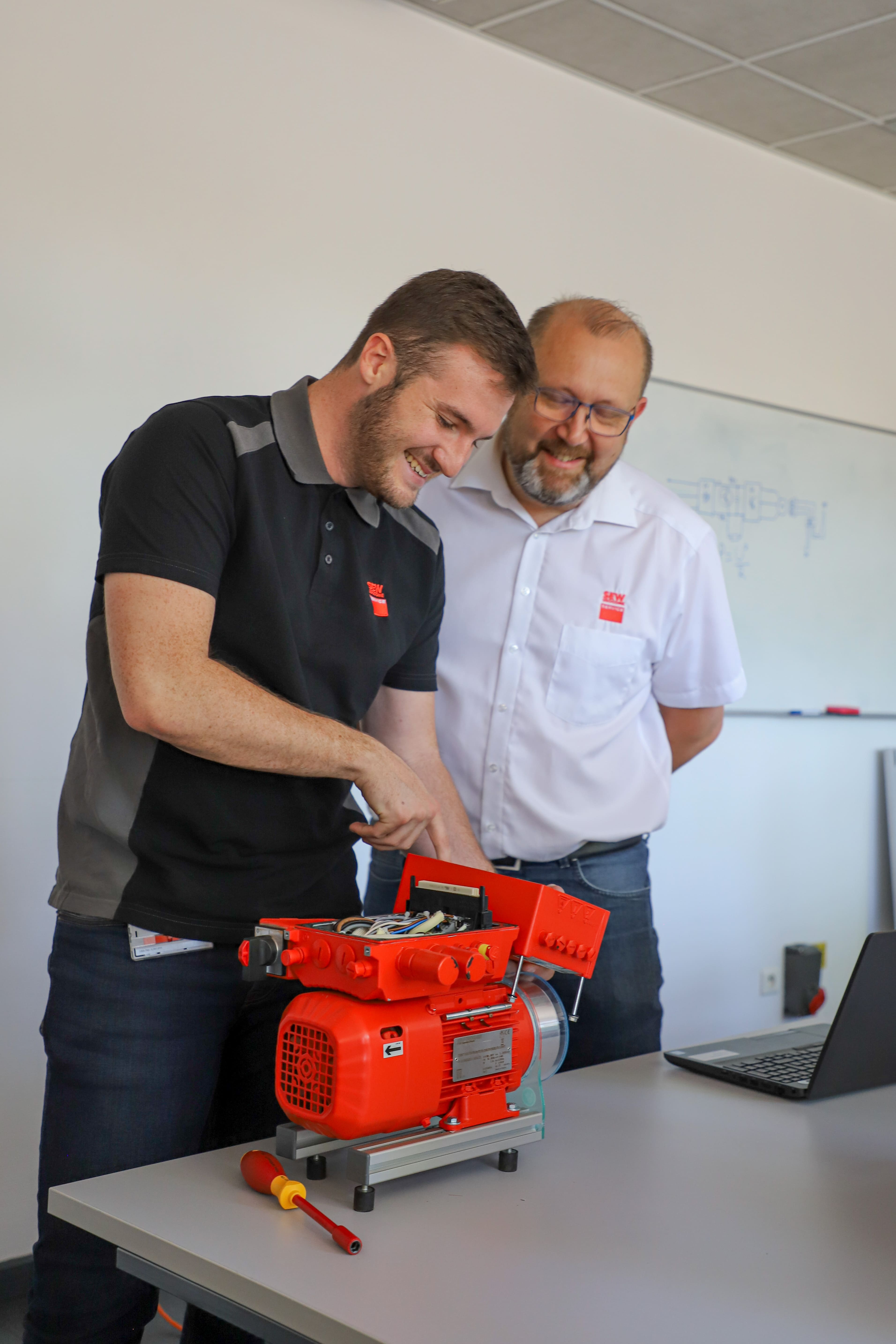 Collaborateur SEW USOCOME travaillant sur un motoréducteur