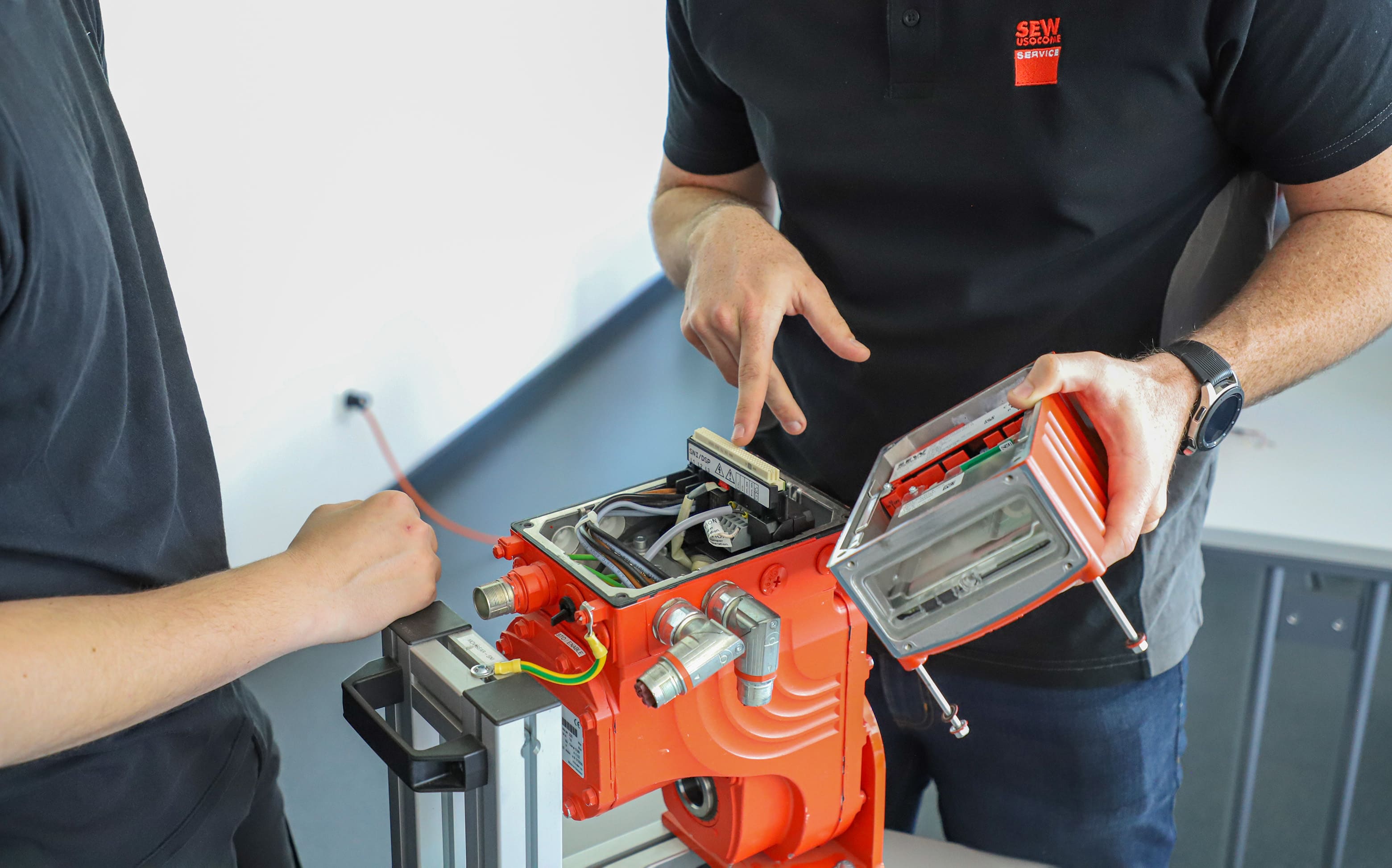 formateur manipulant un réducteur SEW USOCOME