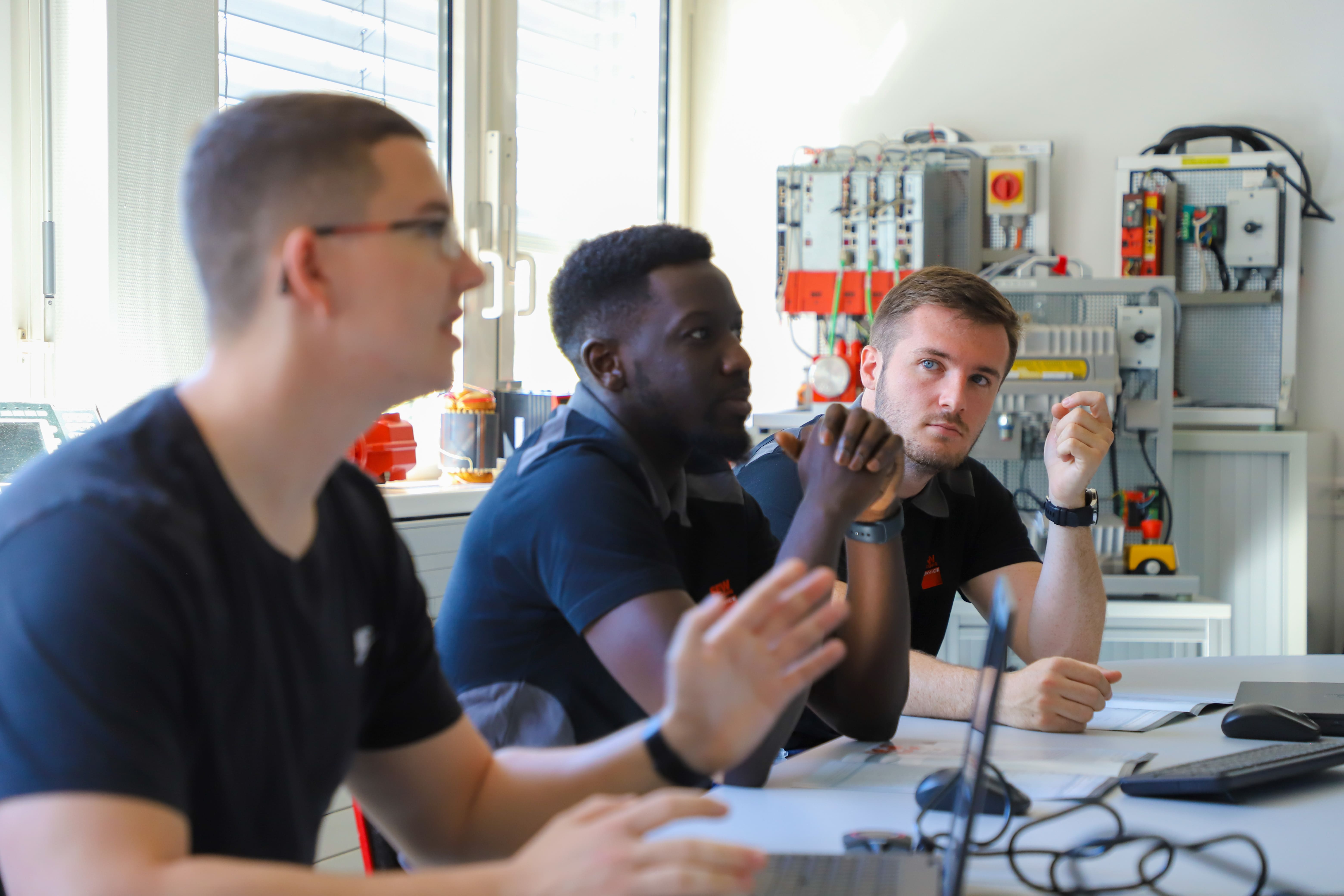 Formateur SEW USOCOME expliquant un processus industriel sur un écran lors d'une formation