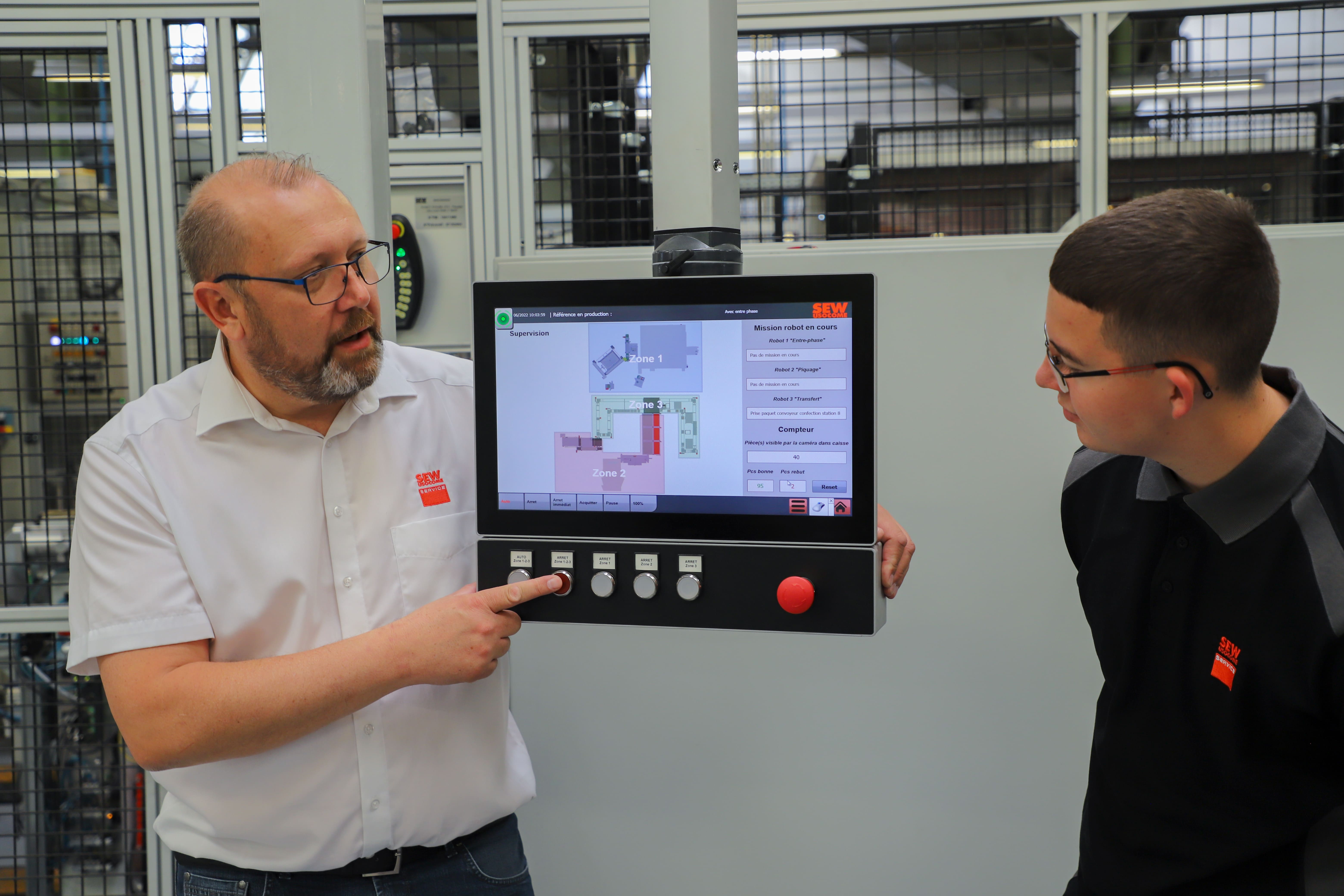 Formateur présentant des solutions techniques